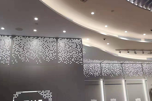 Paneles de luz aplicados en la pared de fondo del centro comercial